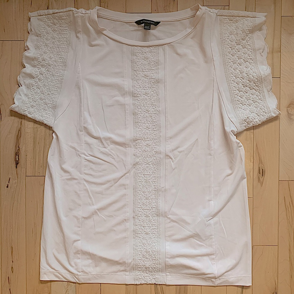 Feminine lace top in blush